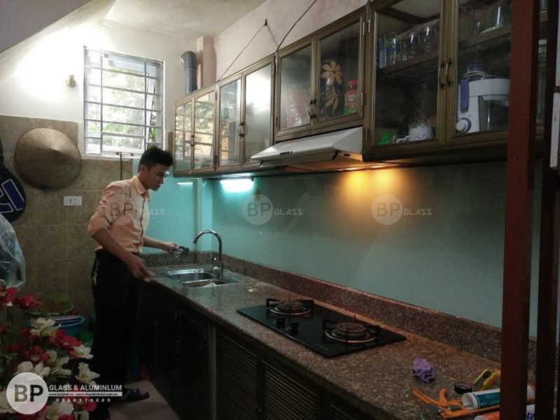 Kính bếp cường lực màu trắng sữa Anh Dũng Thọ Lão